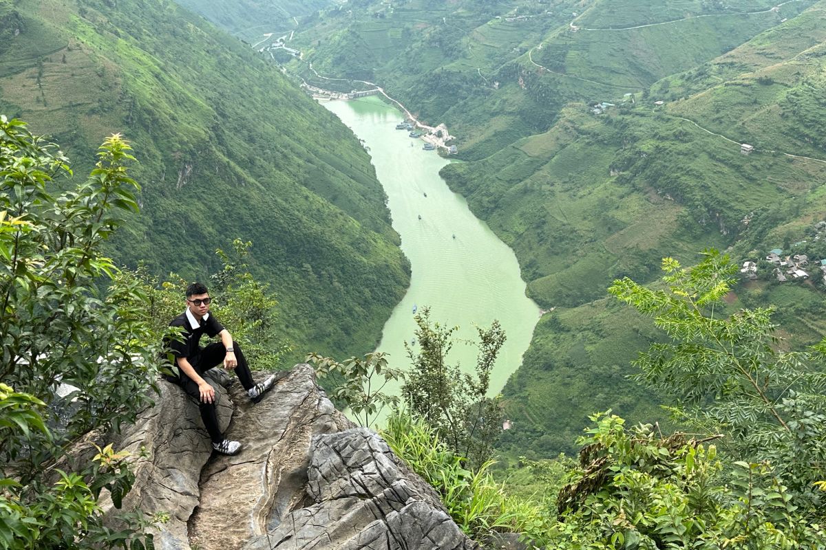 Ma Pi Leng Pass with Nho Que River View 